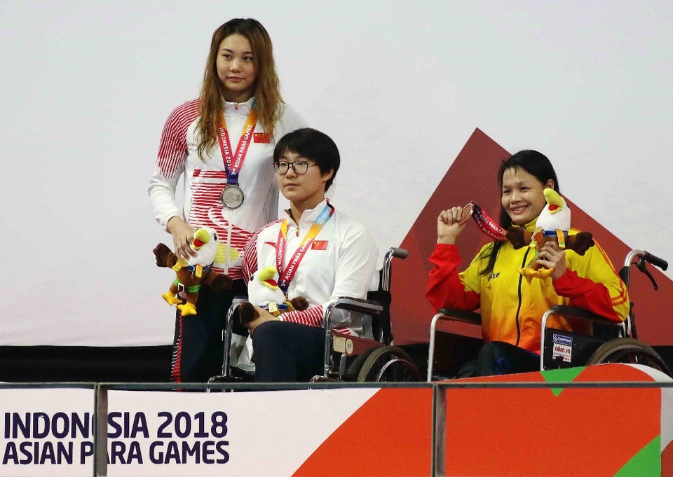 Khoảnh khắc ấn tượng của Paralympic Việt Nam tại Asian Para Games 2018 - 4 Thể thao là sân chơi của những khát vọng, đam mê nhưng cũng rất khắc nghiệt. Trịnh Thị Bích Như – nữ kình ngư duyên dáng của Việt Nam tại đường đua xanh Asian Para Games 2018 mặc dù gặp nhiều khó khăn do thời gian thi đấu bị sắp xếp liên tục, khiến kết quả không như mong đợi. Nhưng với những quyết tâm của mình, Như vẫn vô cùng tự hào khi mang về cho Việt Nam 3 HCĐ. Cùng với Thành Trung và Thanh Tùng, Bích Như là những VĐV luôn đem đến cho người hâm mộ thể thao những màn thể hiện xuất sắc trong bộ môn bơi lội.
