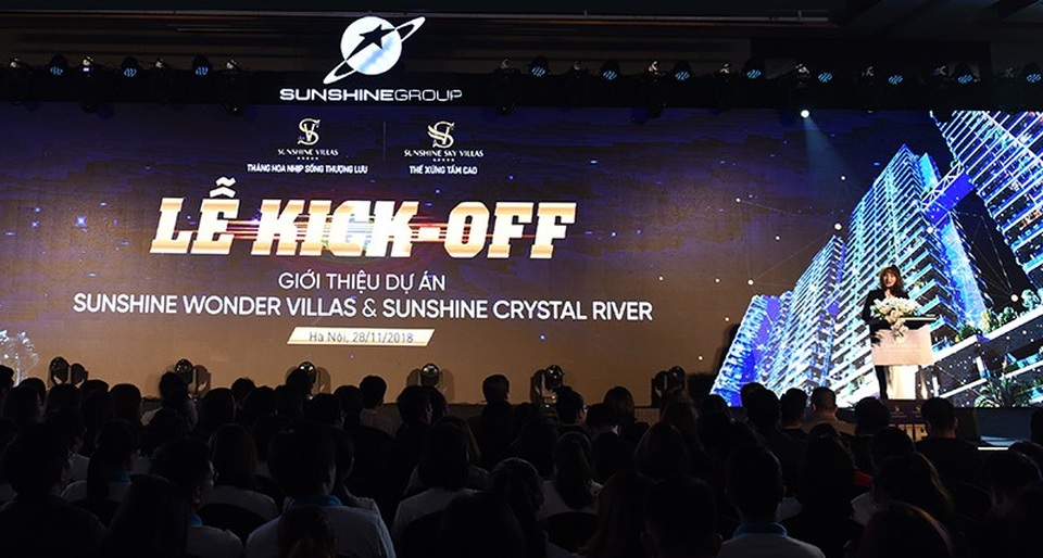 Bùng nổ sự kiện Sunshine Group đào tạo Sales tại 2 dự án siêu sang ở Hà Nội - 7 Không chỉ giới thiệu và trang bị cho các chuyên viên kinh doanh mọi thông tin hấp dẫn về 2 siêu dự án, buổi lễ còn đem đến tinh thần Sunshine cho các chiến binh Sales, đề cao sức mạnh tập thể, khơi dậy cảm hứng để làm nên những thành công rực rỡ