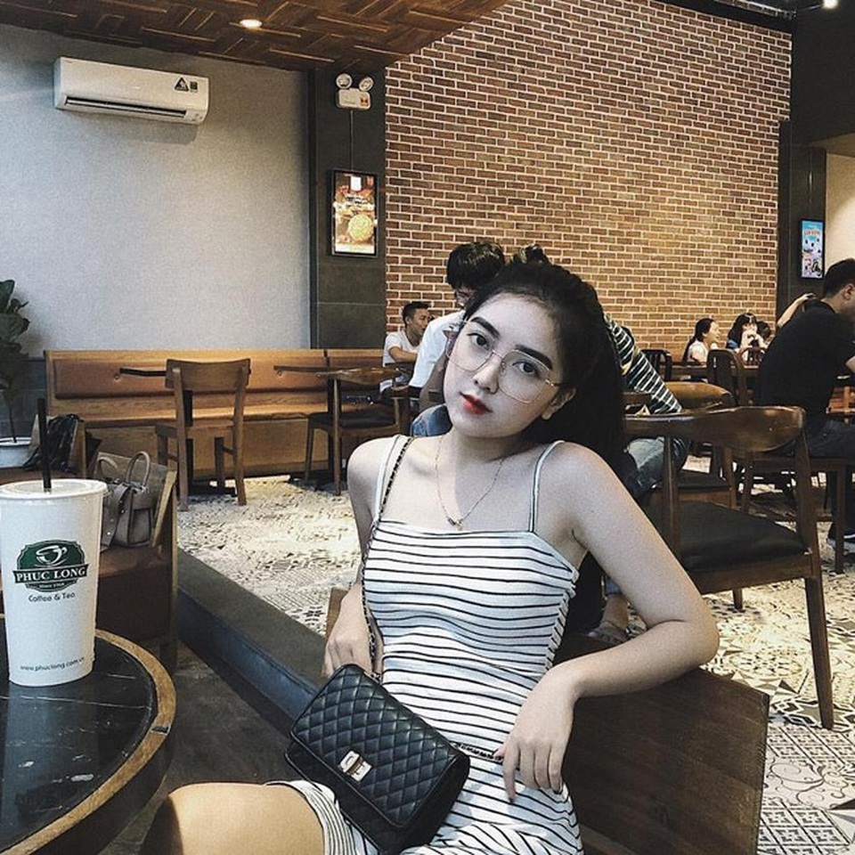 "Bạn gái tin đồn" của Đức Chinh gợi cảm nhất dàn WAGs Việt - 9
Gương mặt bầu bĩnh xinh đẹp và phong cách ăn mặc sành điệu.