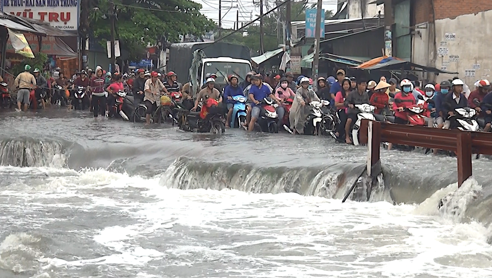 Tìm thấy thi thể sinh viên bị nước cuốn trôi sau cơn bão số 9 - 1
Đoạn đường nơi Long bị nước cuốn mất tích