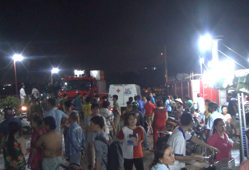 Tìm thấy thi thể sinh viên bị nước cuốn trôi sau cơn bão số 9 - 3 Thi thể nạn được đưa lên bờ