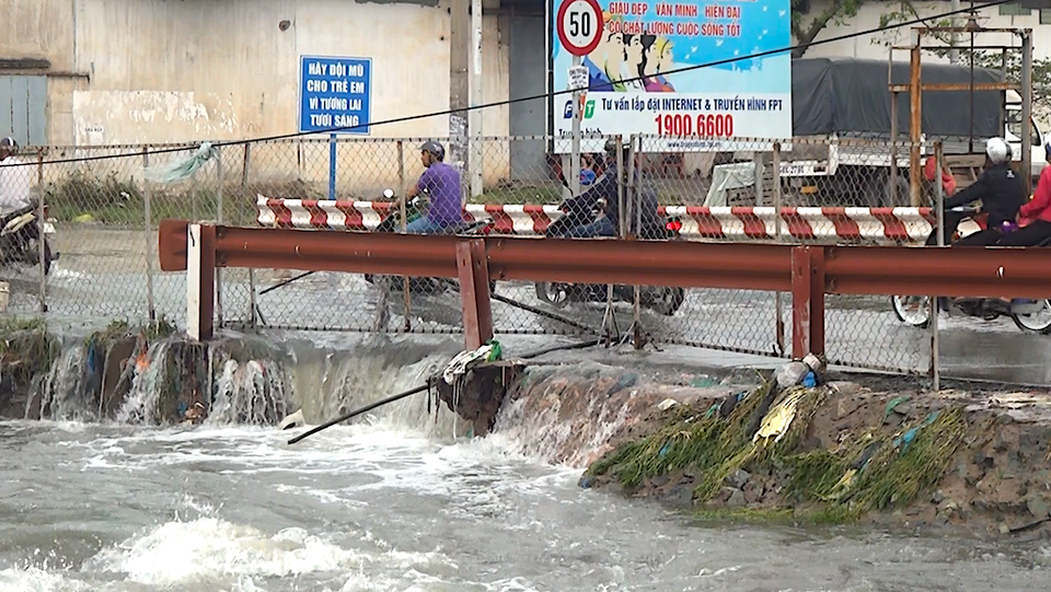 Tìm thấy thi thể sinh viên bị nước cuốn trôi sau cơn bão số 9 - 4
Khu vực anh Long bị nước cuốn trôi đã được rào chắn lại.