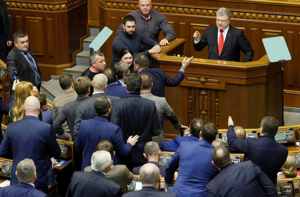 Nguy cơ Ukraine “lép vế” khi đối đầu với Nga trên biển - 3
Tổng thống Poroshenko phát biểu trước các nghị sĩ Ukraine về việc ban bố lệnh thiết quân luật sau vụ đụng độ trên biển với Nga (Ảnh: Reuters)