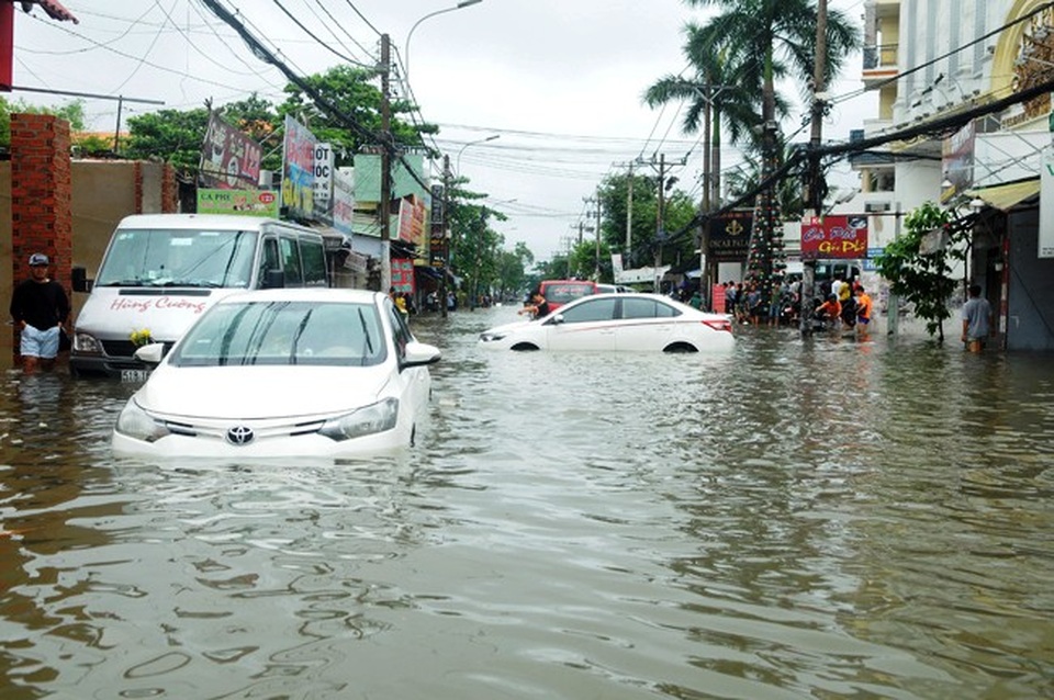 TPHCM: Chủ xe ô tô gọi “cháy máy” cho bảo hiểm sau bão số 9 - 1
Cơn bão số 9 (Usagi) đã “ngâm nước” hàng ngàn chiếc ô tô trên các tuyến đường tại TPHCM.