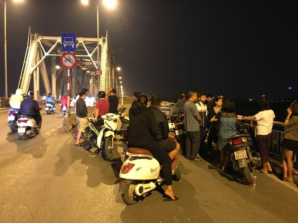 Hà Nội: Ô tô rơi khỏi cầu Chương Dương, nghi vài người mắc kẹt trong xe - 11 Hà Nội: Ô tô rơi khỏi cầu Chương Dương, nghi vài người mắc kẹt trong xe - 11