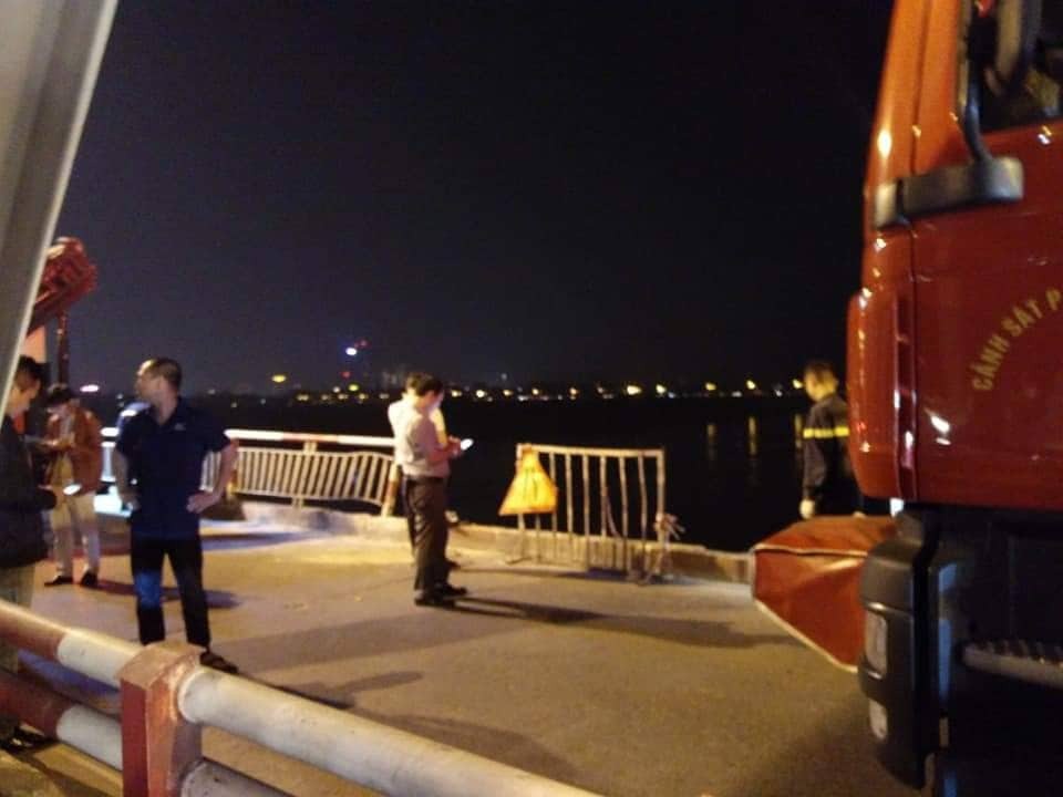 Hà Nội: Ô tô rơi khỏi cầu Chương Dương, nghi vài người mắc kẹt trong xe - 15
Vị trí chiếc xe ô tô lao khỏi cầu Chương Dương.