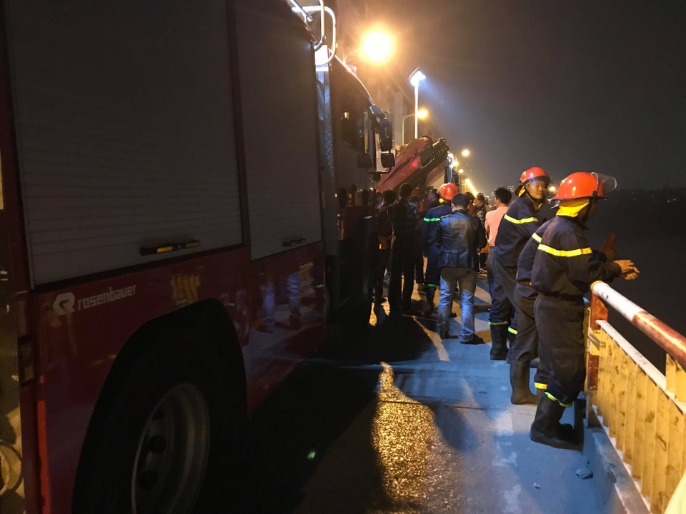 Hà Nội: Ô tô rơi khỏi cầu Chương Dương, nghi vài người mắc kẹt trong xe - 20 Hà Nội: Ô tô rơi khỏi cầu Chương Dương, nghi vài người mắc kẹt trong xe - 20