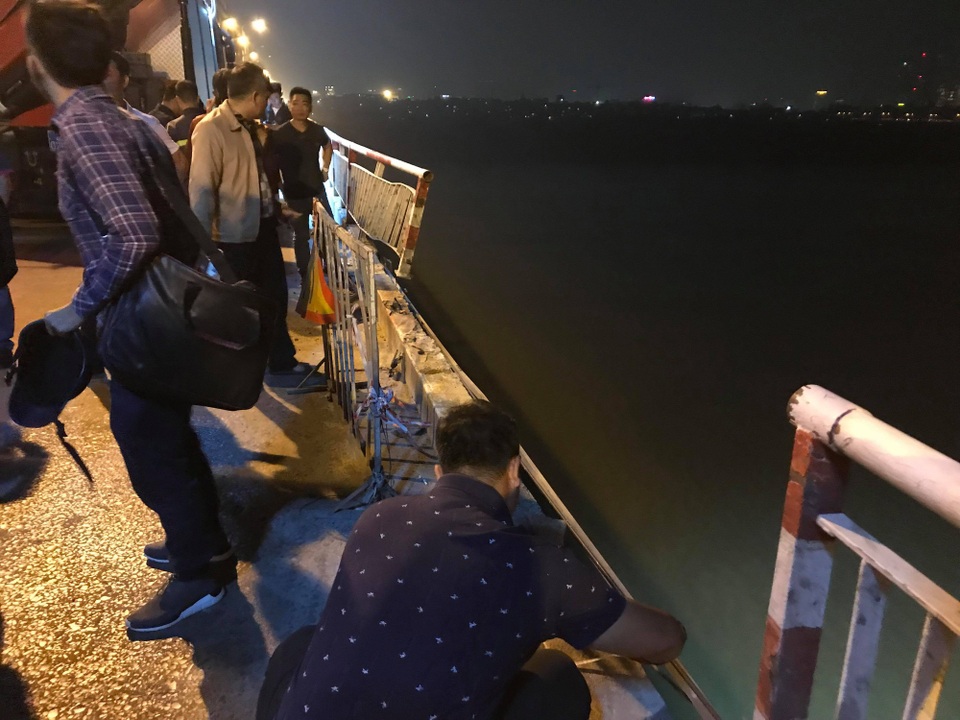Hà Nội: Ô tô rơi khỏi cầu Chương Dương, nghi vài người mắc kẹt trong xe - 14
Một đoạn lan can cầu bị húc bay.