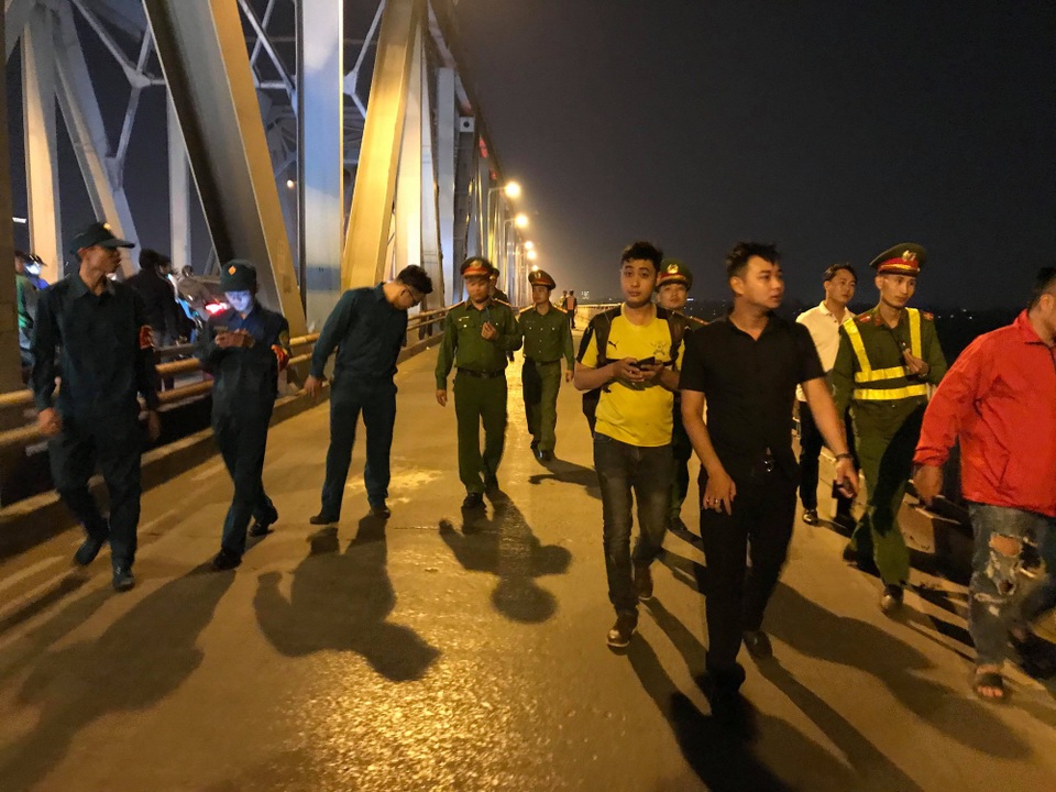 Hà Nội: Ô tô rơi khỏi cầu Chương Dương, nghi vài người mắc kẹt trong xe - 12 Hà Nội: Ô tô rơi khỏi cầu Chương Dương, nghi vài người mắc kẹt trong xe - 12