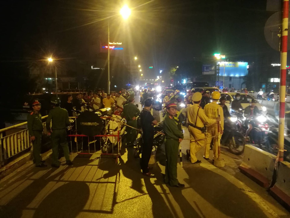 Hà Nội: Ô tô rơi khỏi cầu Chương Dương, nghi vài người mắc kẹt trong xe - 24
Giao thông đoạn đường lên cầu gặp nhiều khó khăn (Ảnh: Quý Đoàn)