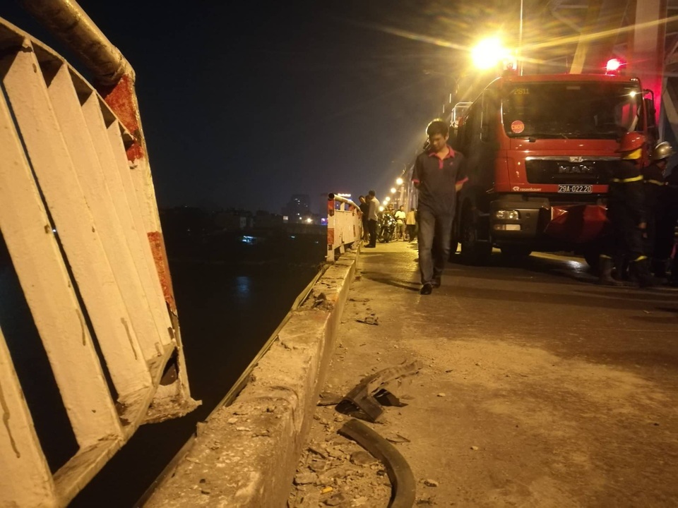 Hà Nội: Ô tô rơi khỏi cầu Chương Dương, nghi vài người mắc kẹt trong xe - 9
Đoạn lan can trống hoác. (Ảnh: Quý Đoàn)
