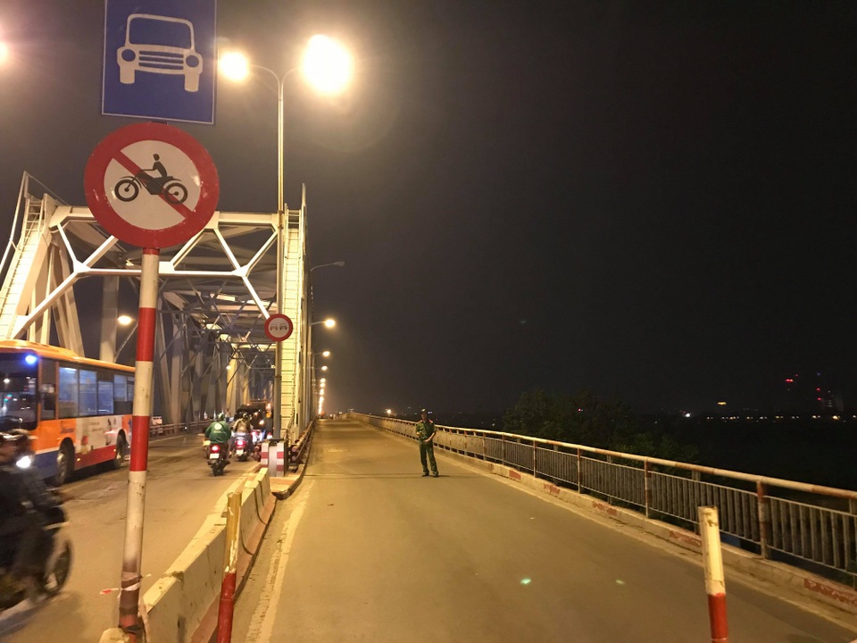 Hà Nội: Ô tô rơi khỏi cầu Chương Dương, nghi vài người mắc kẹt trong xe - 13 Hà Nội: Ô tô rơi khỏi cầu Chương Dương, nghi vài người mắc kẹt trong xe - 13