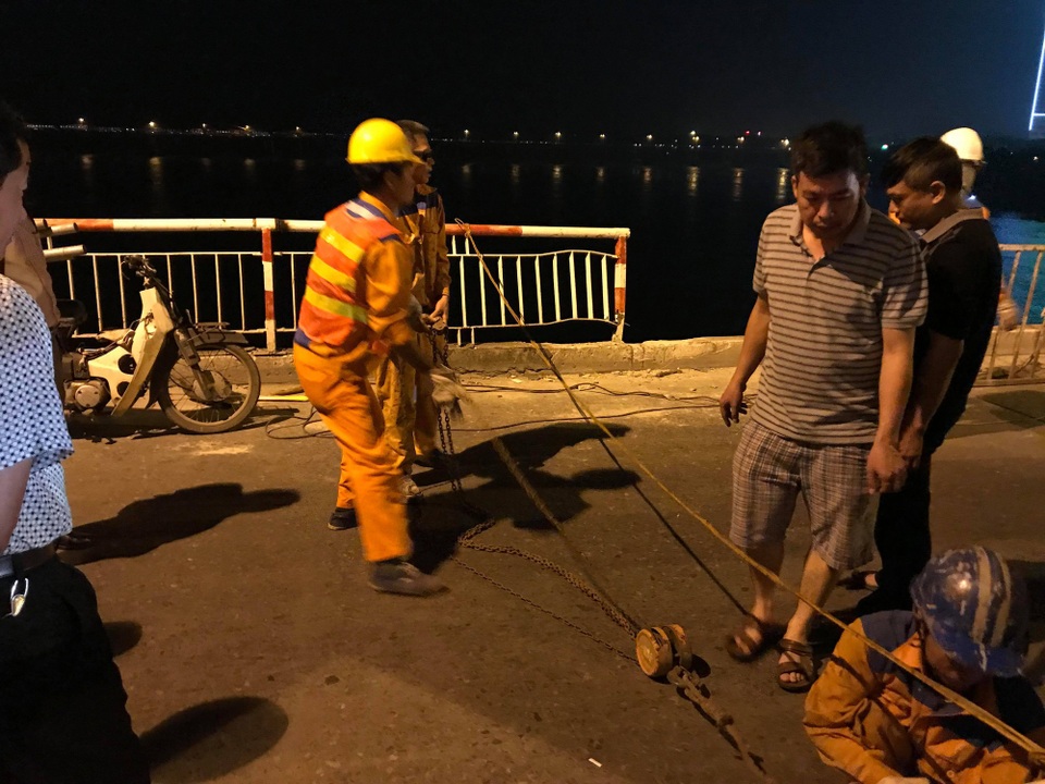Hà Nội: Ô tô rơi khỏi cầu Chương Dương, nghi vài người mắc kẹt trong xe - 6 Hà Nội: Ô tô rơi khỏi cầu Chương Dương, nghi vài người mắc kẹt trong xe - 6