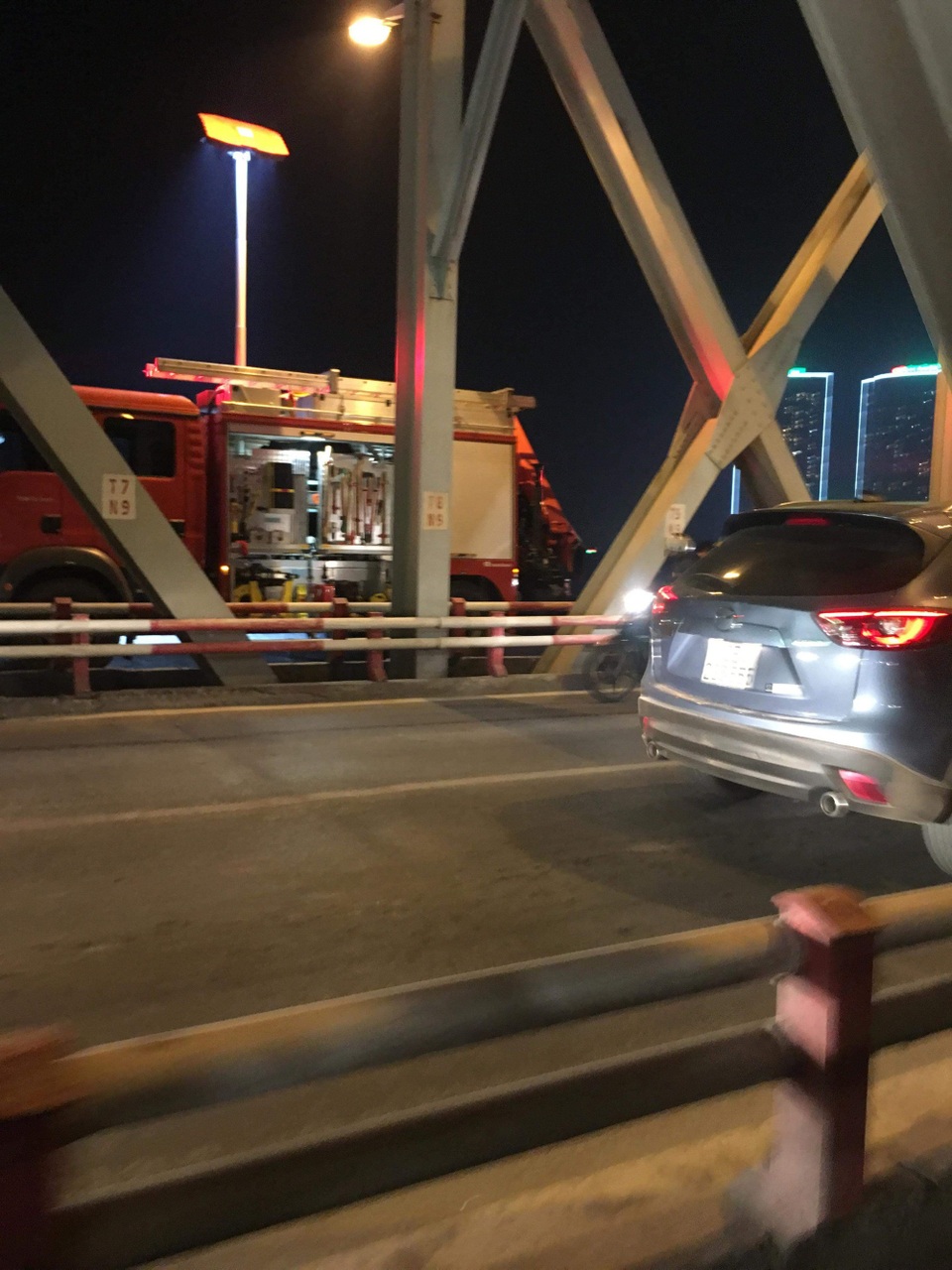 Hà Nội: Ô tô rơi khỏi cầu Chương Dương, nghi vài người mắc kẹt trong xe - 23
Lực lượng cứu hộ túc trực tìm kiếm.