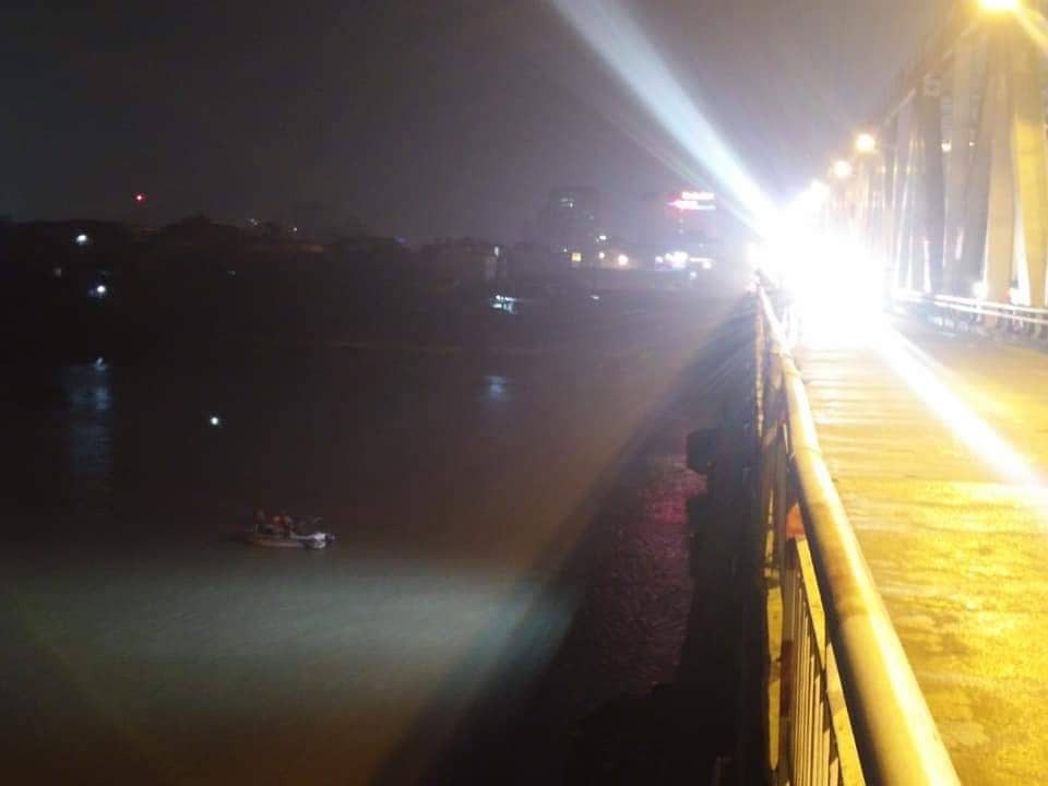 Hà Nội: Ô tô rơi khỏi cầu Chương Dương, nghi vài người mắc kẹt trong xe - 16 Hà Nội: Ô tô rơi khỏi cầu Chương Dương, nghi vài người mắc kẹt trong xe - 16
