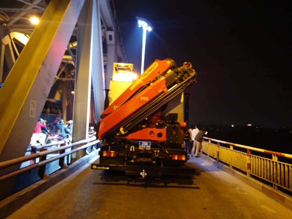 Hà Nội: Ô tô rơi khỏi cầu Chương Dương, nghi vài người mắc kẹt trong xe - 22 Hà Nội: Ô tô rơi khỏi cầu Chương Dương, nghi vài người mắc kẹt trong xe - 22