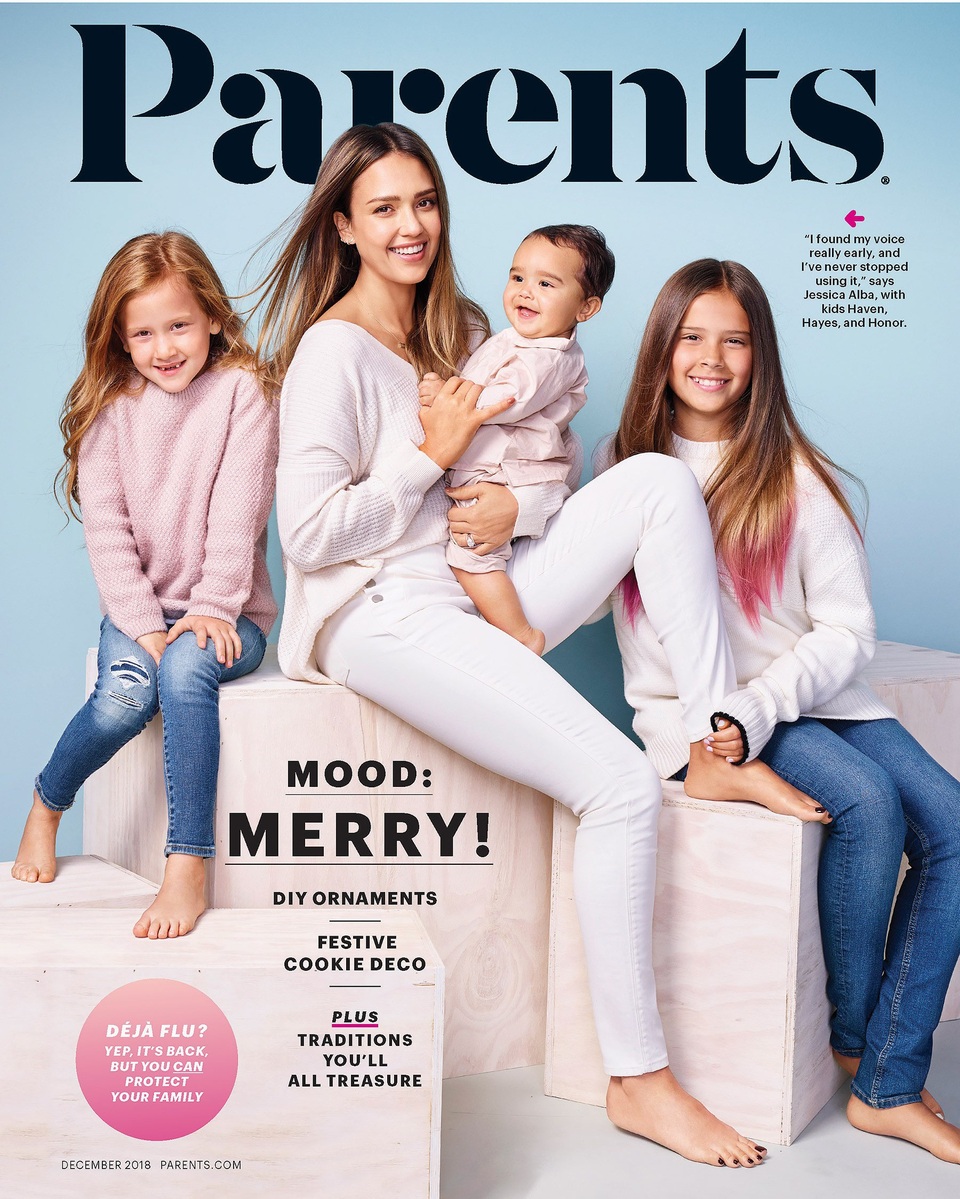 “Thiên thần bóng tối” dạy các con rằng “cuộc đời không có gì miễn phí” - 2
Jessica Alba chia sẻ rằng cô làm việc chăm chỉ để kiếm tiền nuôi các con một cách chất lượng. Cô không ngần ngại để các con hiểu rõ giá trị của lao động và tiền bạc trong đời sống ngay từ khi các con còn nhỏ tuổi. Trong ảnh, cô xuất hiện trên trang bìa tạp chí Parents cùng với ba người con.