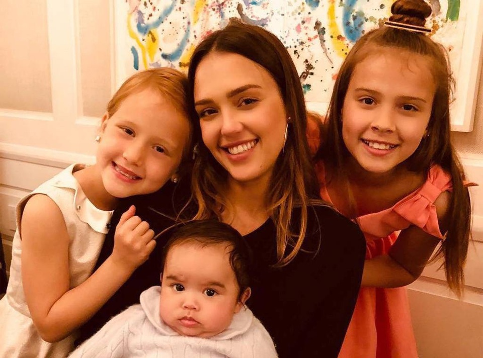 “Thiên thần bóng tối” dạy các con rằng “cuộc đời không có gì miễn phí” - 1
Jessica Alba bên các con