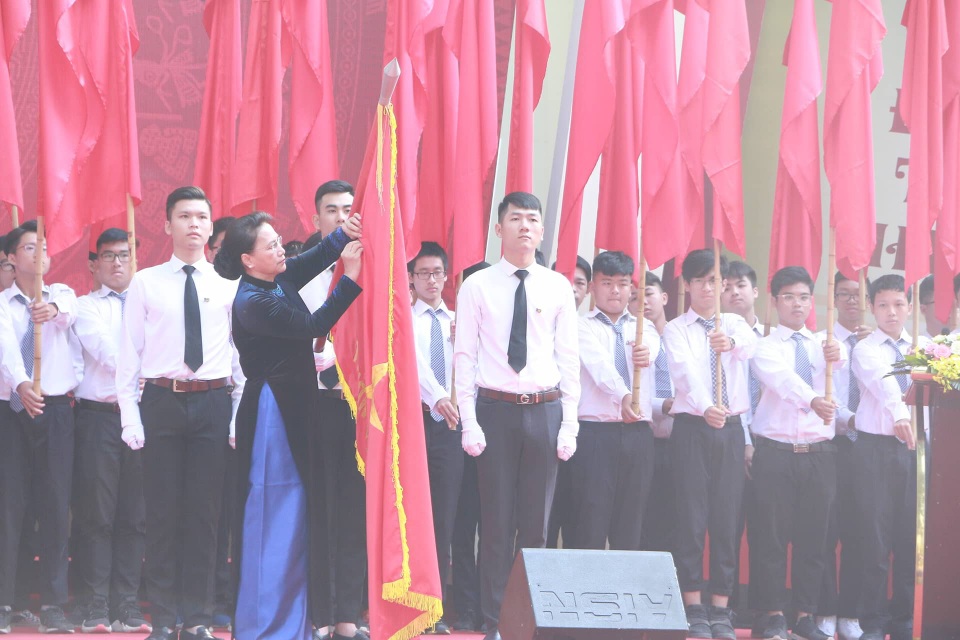 Chủ tịch Quốc hội Nguyễn Thị Kim Ngân dâng hoa ở ngôi trường 110 năm tuổi - 2
Nhà trường vinh dự được Đảng, Nhà nước trao tặng Huân chương Độc lập hạng Ba.