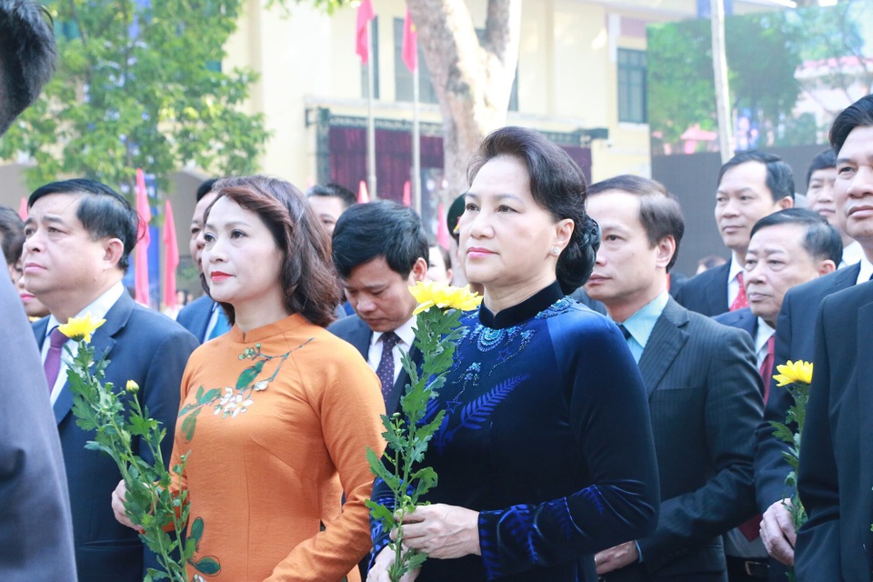 Chủ tịch Quốc hội Nguyễn Thị Kim Ngân dâng hoa ở ngôi trường 110 năm tuổi - 5 Chủ tịch Quốc hội Nguyễn Thị Kim Ngân cùng các khách mời dâng hoa tại tượng đài Danh sư Chu Văn An.