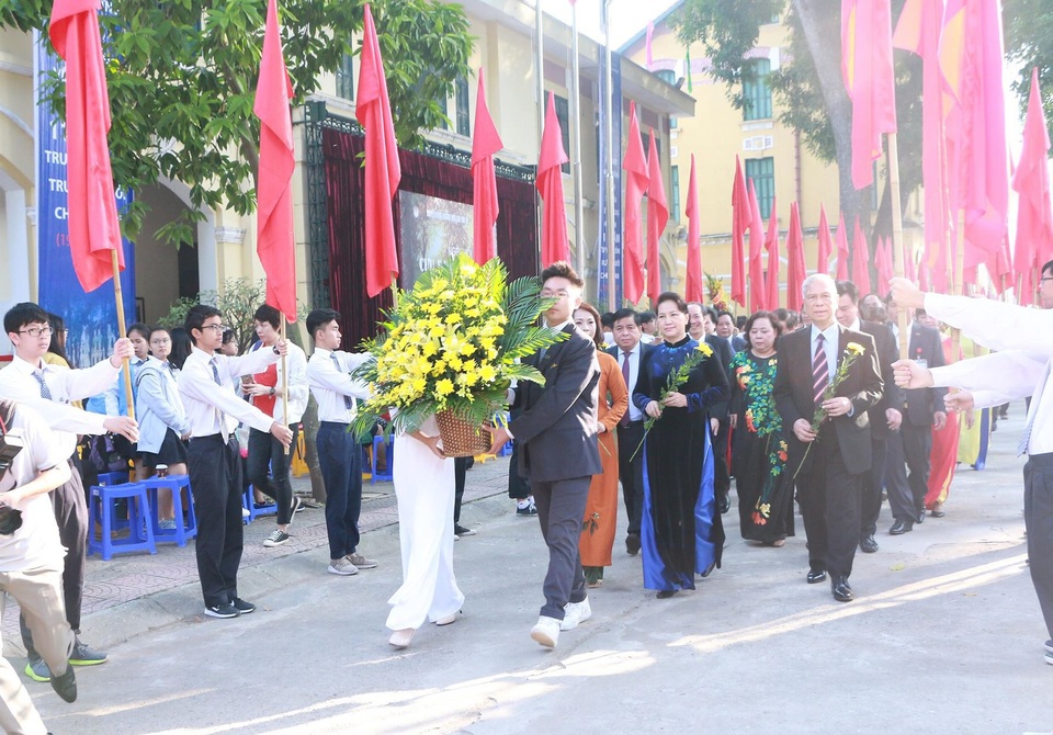 Chủ tịch Quốc hội Nguyễn Thị Kim Ngân dâng hoa ở ngôi trường 110 năm tuổi - 4 Chủ tịch Quốc hội cùng khách mời đến tham dự lễ kỉ niệm 110 năm Trường Bưởi- Chu Văn An.