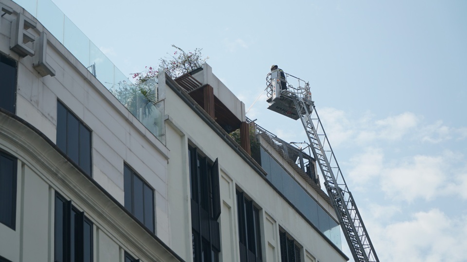 Xe thang tiếp cận vụ cháy