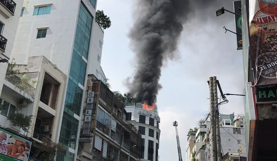 Ngọn lửa bốc lên ở tầng thượng