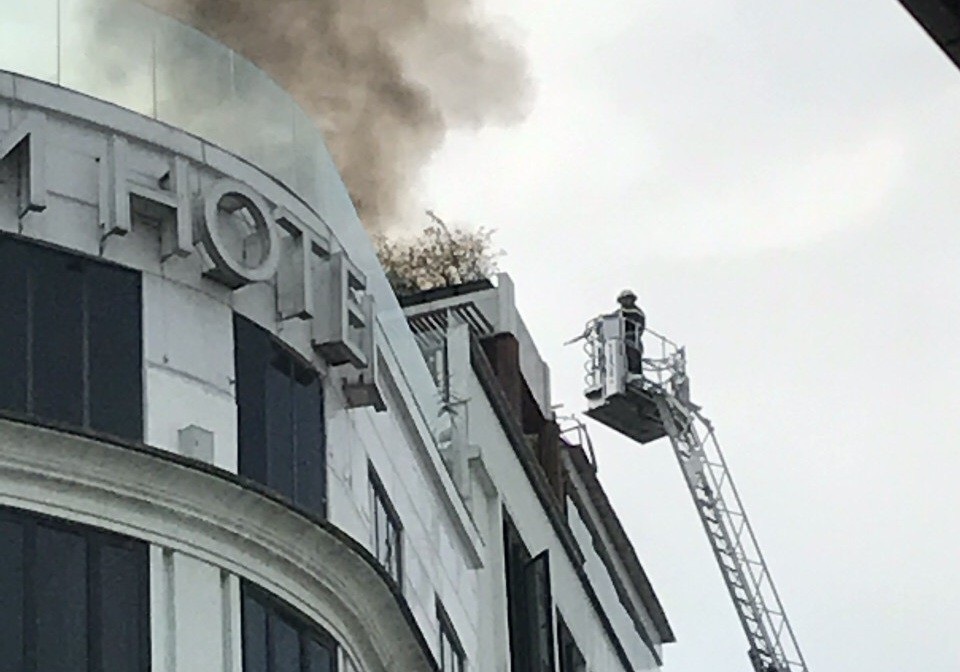 Cảnh sát có mặt ngay sau đó để dập lửa