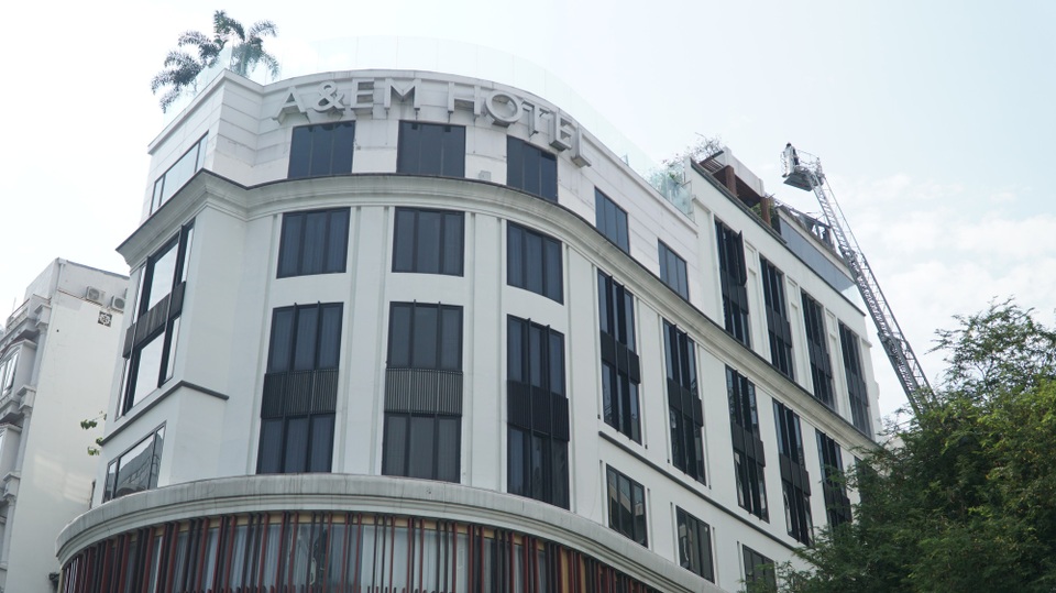 
Công trình khá cao nên phải điều xe thang đến dập lửa
