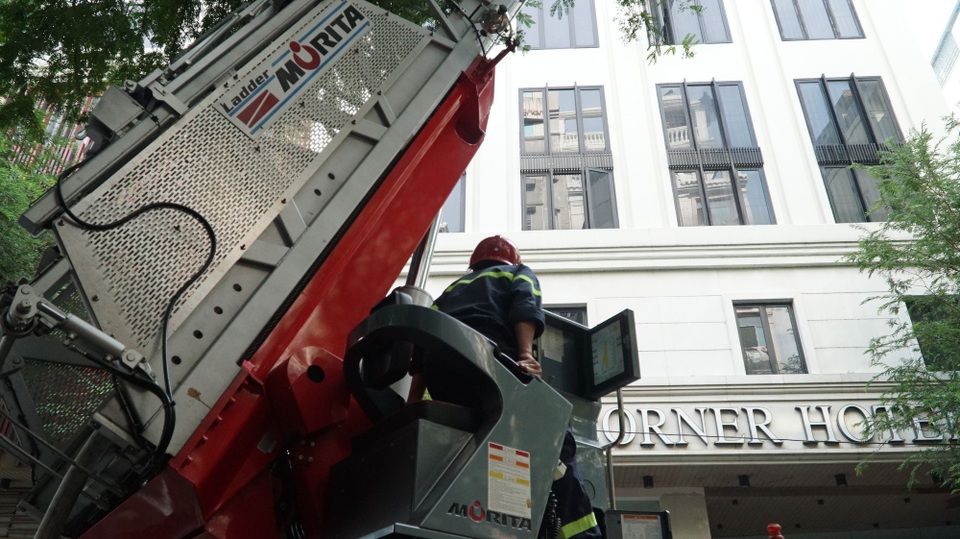 Khách sạn ở Trung tâm Sài Gòn cháy ngùn ngụt, khách nước ngoài ôm đồ chạy - 7