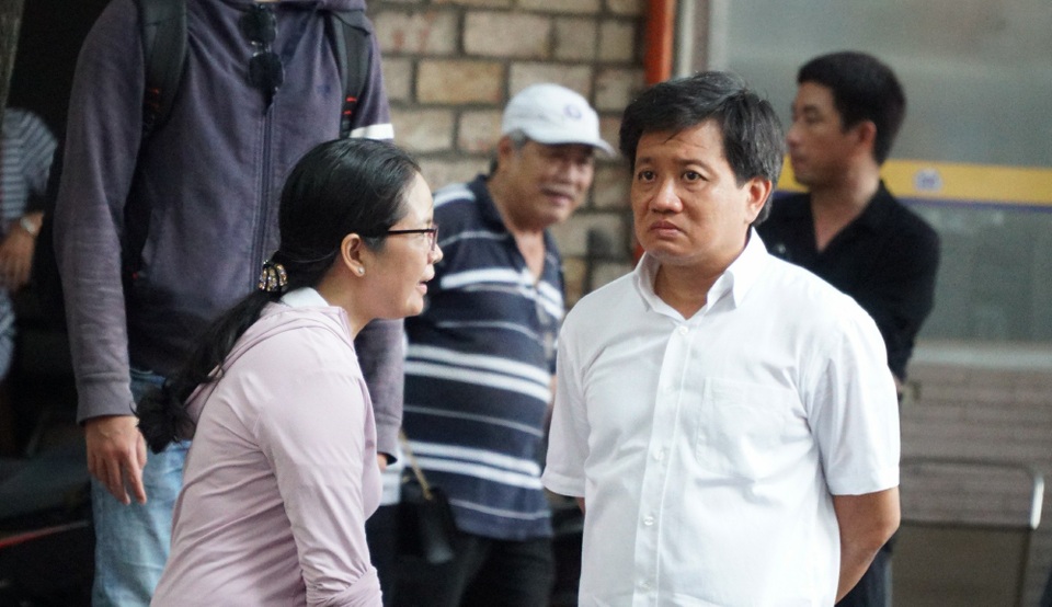 
Ông Đoàn Ngọc Hải - Phó chủ tịch UBND quận 1 có mặt tại hiện trường chỉ đạo việc dập lửa
