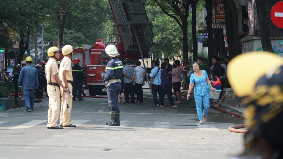 Công an phong tỏa hiện trường để chữa cháy