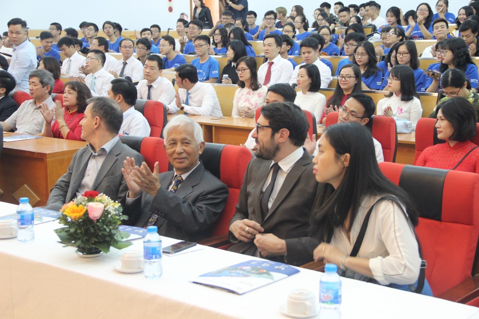 Quyết tâm đưa trường Đại học Việt Pháp lên đẳng cấp quốc tế - 3
GS Trần Thanh Vân tham gia buổi lễ