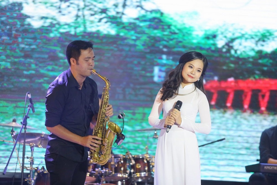 Hà My duyên dáng trong tà áo dài trắng tinh khôi thể hiện “Nhớ mùa thu Hà Nội”