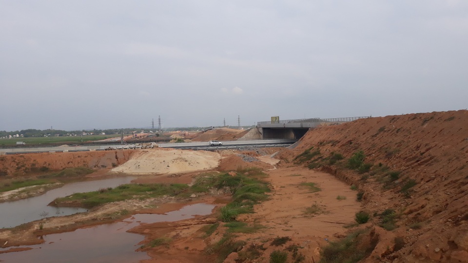 Nút giao cao tốc Đà Nẵng - Quảng Ngãi với đường Trì Bình - Dung Quất sụt lún quá mức so với tính toán ban đầu.