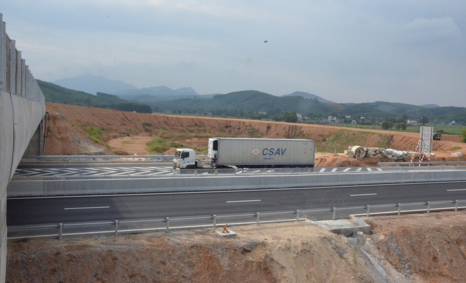 Nút giao chậm tiến độ gây trở ngại cho các phương tiện tại khu kinh tế Dung Quất khi có nhu cầu sử dụng tuyến cao tốc Đà Nẵng - Quảng Ngãi.