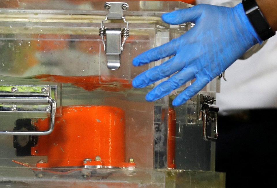 
Một hộp đen được tìm thấy của máy bay Indonesia gặp nạn. (Ảnh: Reuters)
