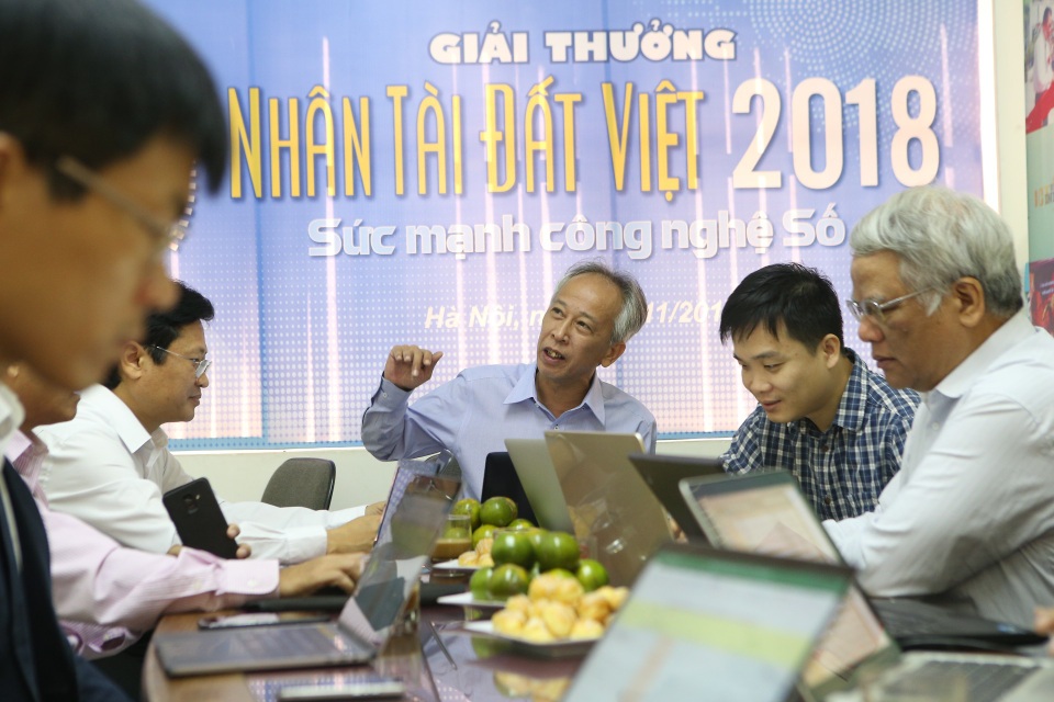 Bắt đầu chấm sơ khảo Giải thưởng Nhân tài Đất Việt 2018 trong lĩnh vực CNTT - 2
Những vị giám khảo công tâm, khách quan sẽ giúp Ban tổ chức Giải thưởng tìm ra những sản phẩm tốt nhất vào vòng chung khảo Nhân tài Đất Việt 2018.
