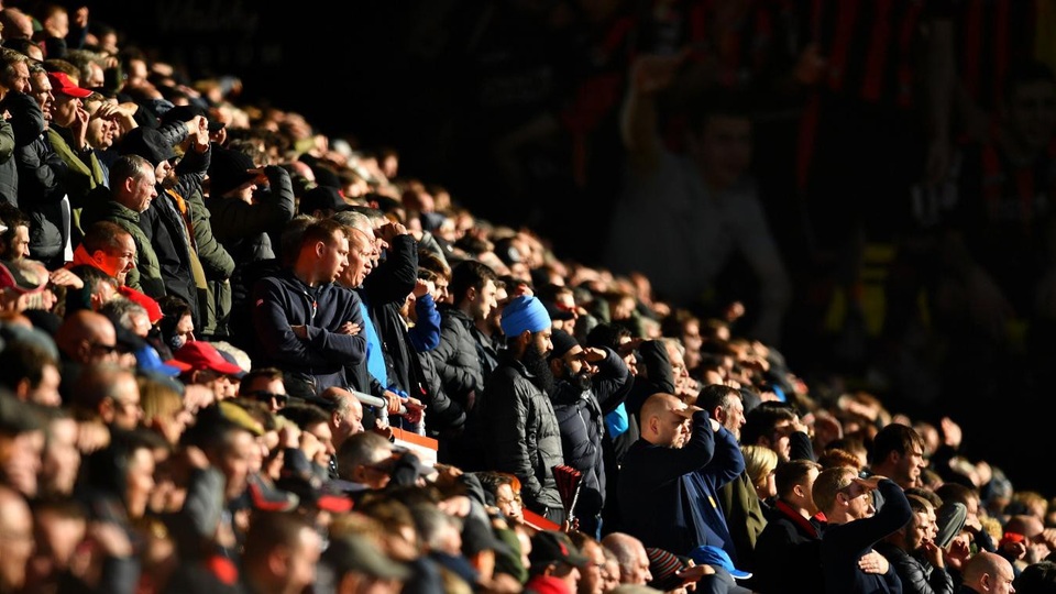 Bournemouth 1-2 Man Utd: Thoát hiểm ở phút bù giờ - 2
Khán giả cố gắng theo dõi trận đấu trong điều kiện ngược nắng