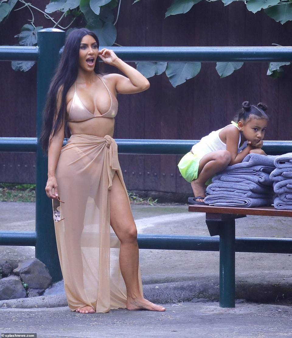 Chị em Kardashian cưỡi voi, khám phá Bali - 10
Cô bé 5 tuổi, North, trông có phần chán nản và mệt mỏi khi xem và đợi mẹ chụp ảnh.