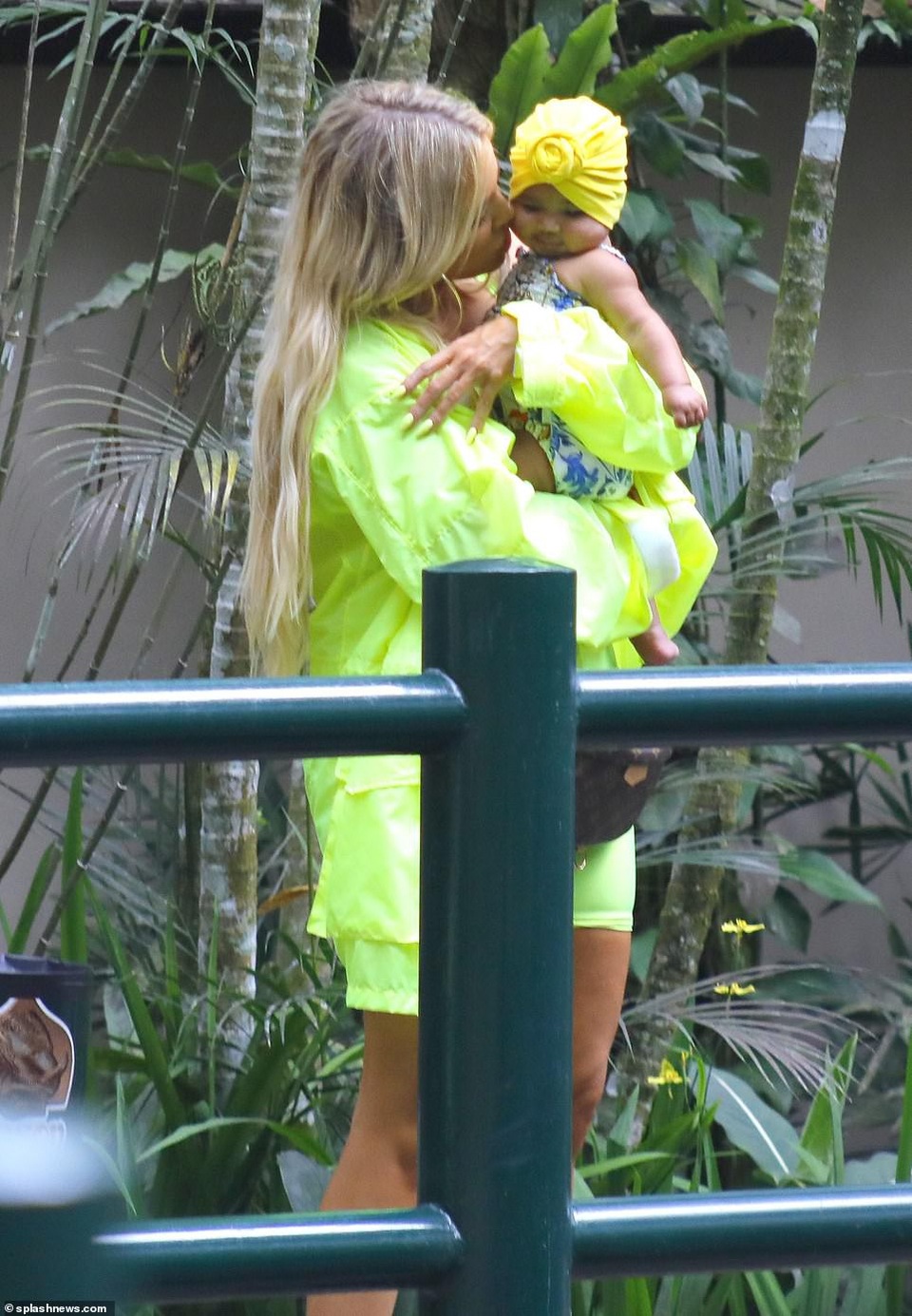 Chị em Kardashian cưỡi voi, khám phá Bali - 14
Hai mẹ con Khloe và True diện đồ đôi với gam màu vàng neon nổi bật.