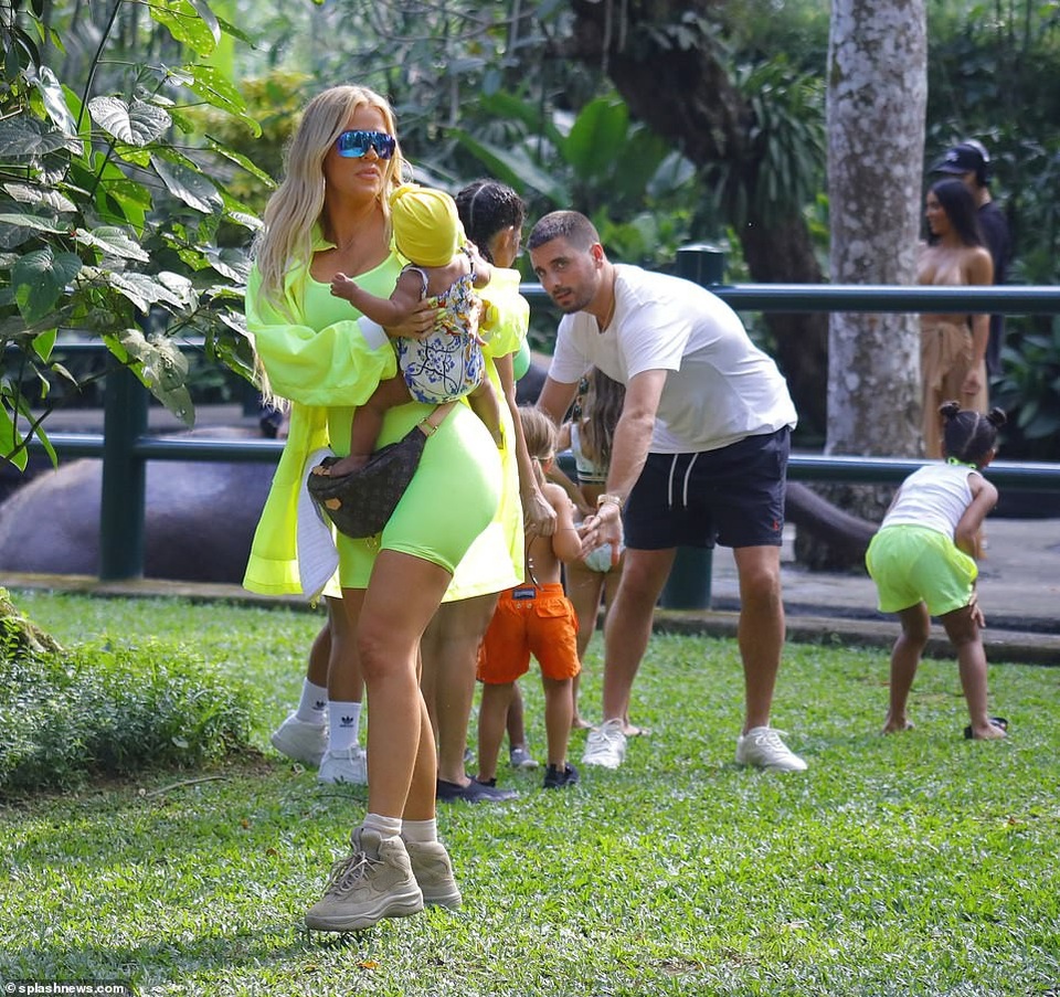 Chị em Kardashian cưỡi voi, khám phá Bali - 15
Scott Disick, tình cũ của chị cả Kourtney cũng có mặt trong chuyến du lịch gia đình này.