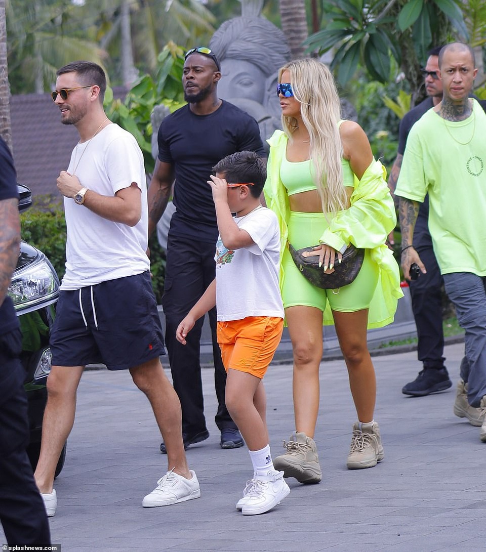 Chị em Kardashian cưỡi voi, khám phá Bali - 17
Khloe tự tin với dáng vóc săn chắc chỉ sau một thời gian ngắn sinh con.