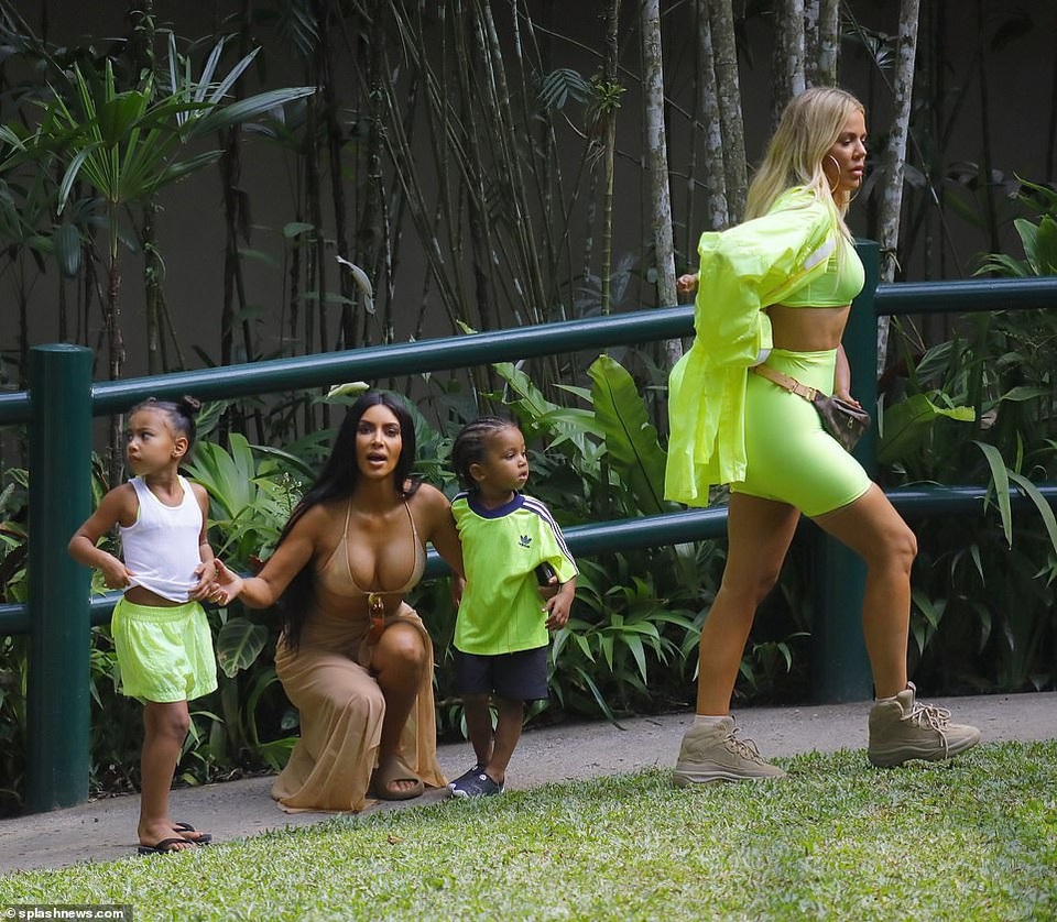Chị em Kardashian cưỡi voi, khám phá Bali - 19
Gia đình Kardashian đang có những ngày tháng vui vẻ tại Bali, Indonesia. Họ cùng tắm biển, thưởng thức những món ăn ngon và ghi hình cho show truyền hình thực tế.