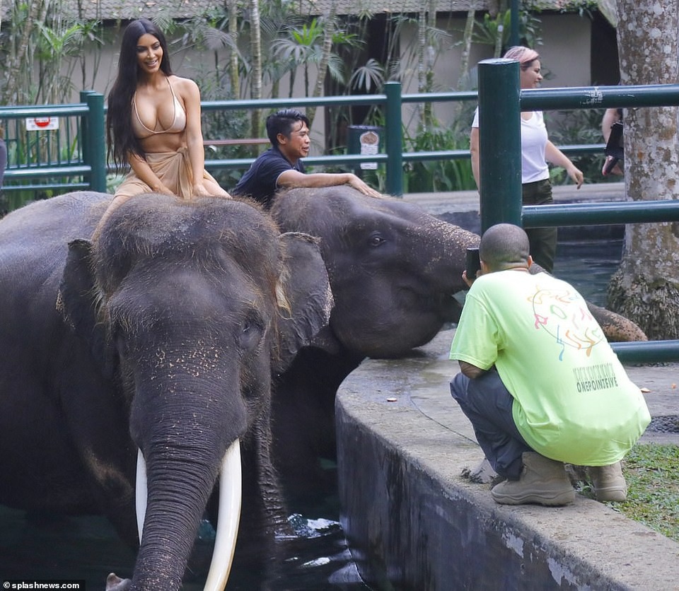 Chị em Kardashian cưỡi voi, khám phá Bali - 2 Chị em Kardashian cưỡi voi, khám phá Bali - 2