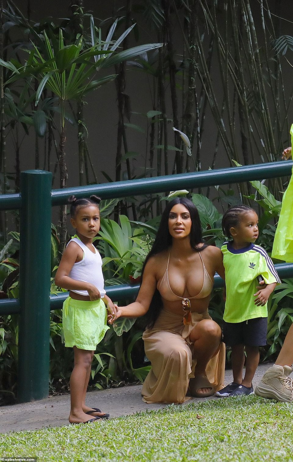 Chị em Kardashian cưỡi voi, khám phá Bali - 20
Km tự hào khoe dáng nóng bỏng bên hai con North và Saint.