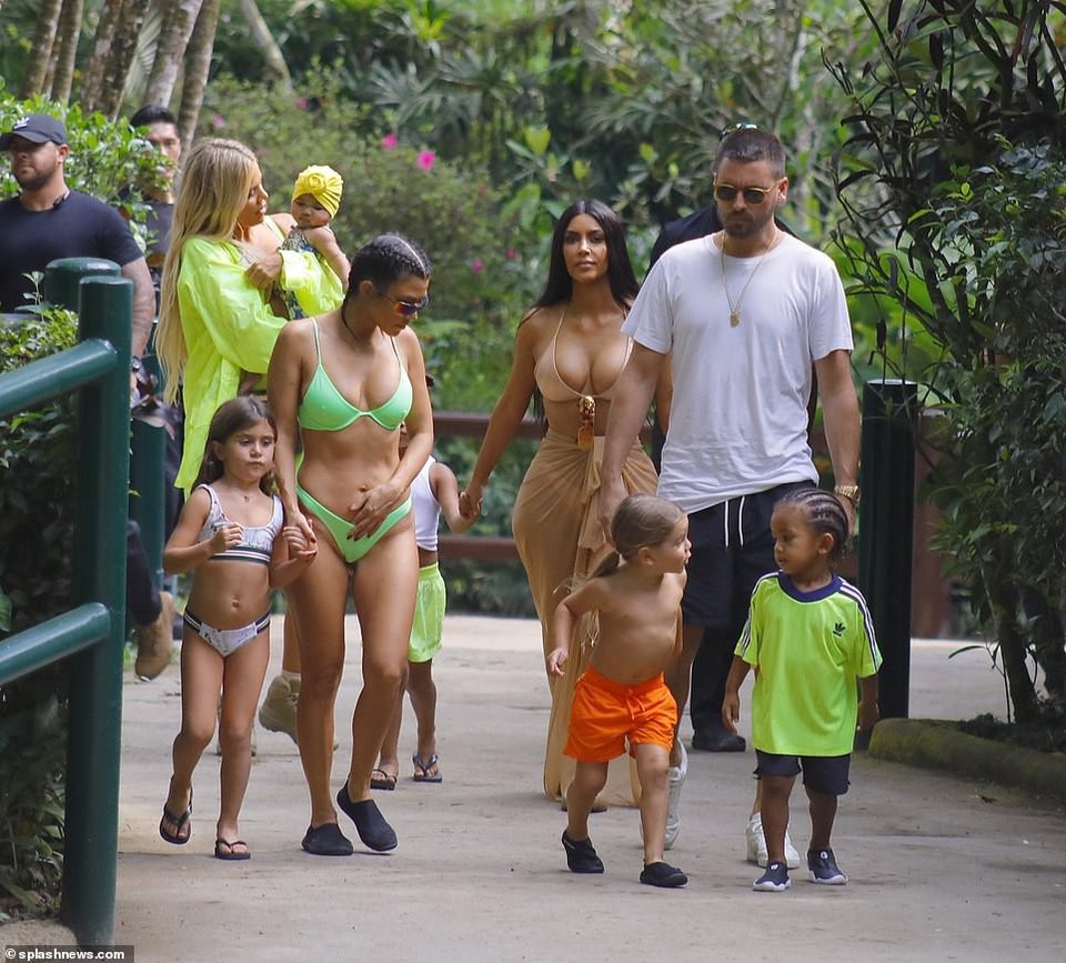 Chị em Kardashian cưỡi voi, khám phá Bali - 23
Kourtney và Scott không còn chung sống và chia tay từ năm 2015 nhưng vẫn đoàn tụ trong các chuyến du lịch gia đình vì muốn mang niềm vui tới các chon. Scott hiện đang hò hẹn với người mẫu Sofia Richie nhưng mối quan hệ này không ảnh hưởng nhiều tới việc làm bố mẹ của Scott và Kourtney.