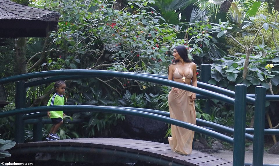 Chị em Kardashian cưỡi voi, khám phá Bali - 5
Kim đưa hai con, North và Saint tới Bali đi nghỉ cùng gia đình tháng 10/2018.