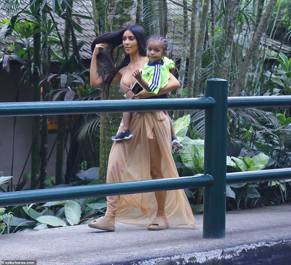 Chị em Kardashian cưỡi voi, khám phá Bali - 7 Chị em Kardashian cưỡi voi, khám phá Bali - 7