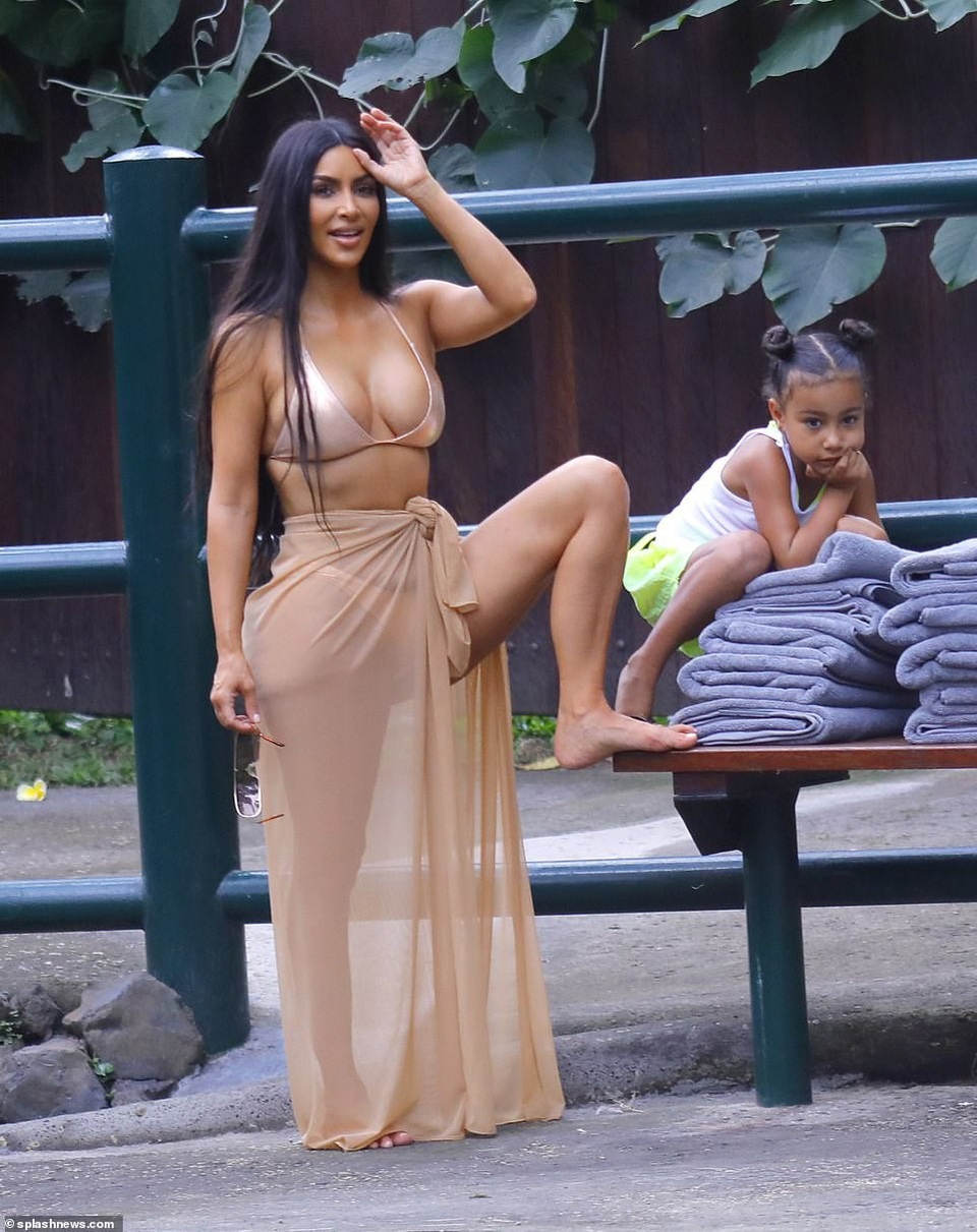 Chị em Kardashian cưỡi voi, khám phá Bali - 6
Bà mẹ ba con khoe dáng gợi cảm sau một thời gian nỗi lực ăn kiêng và tập luyện.